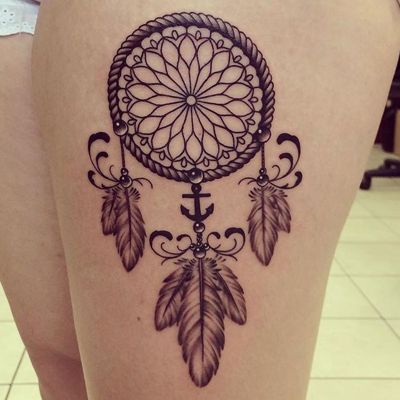  Tatouage attrape rêve très soigné et symétrique